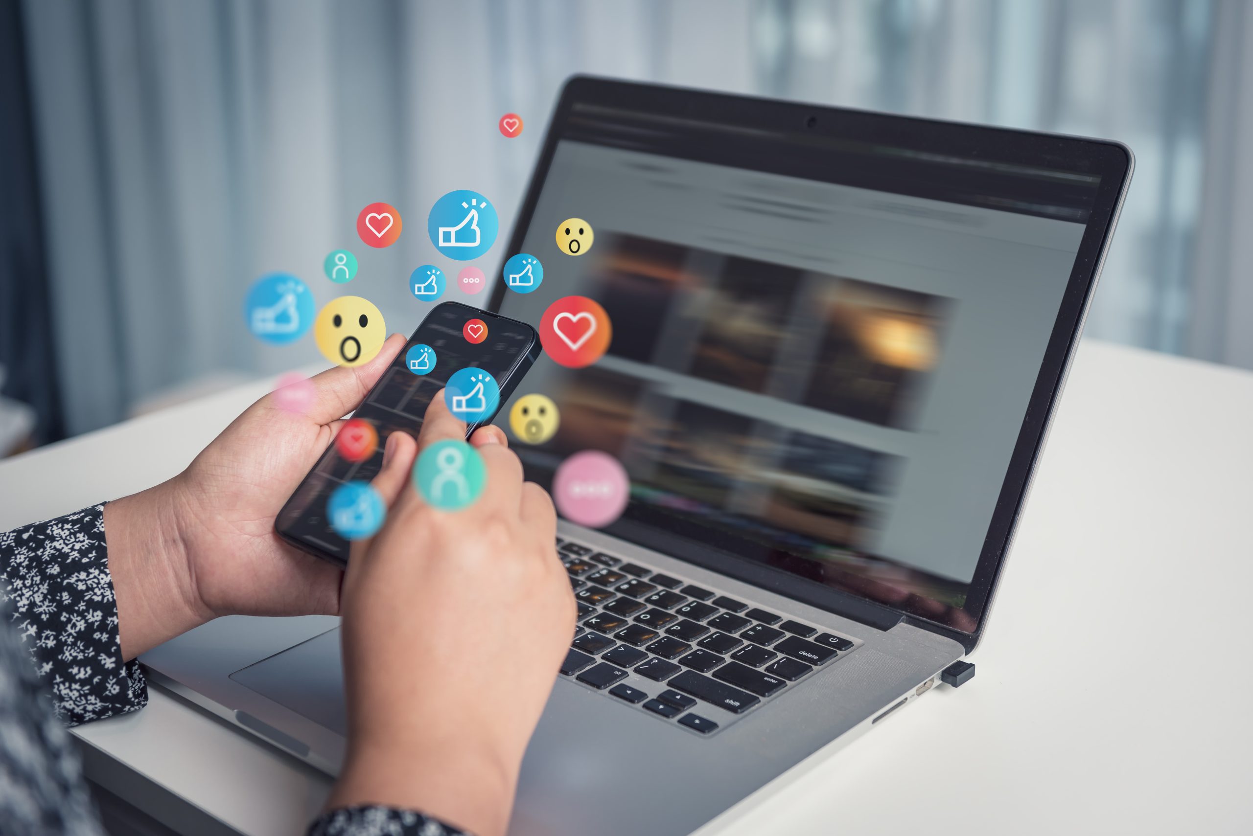 Illustration des icônes des principaux réseaux sociaux sur un écran d’ordinateur. Illustration of major social media icons displayed on a computer screen.