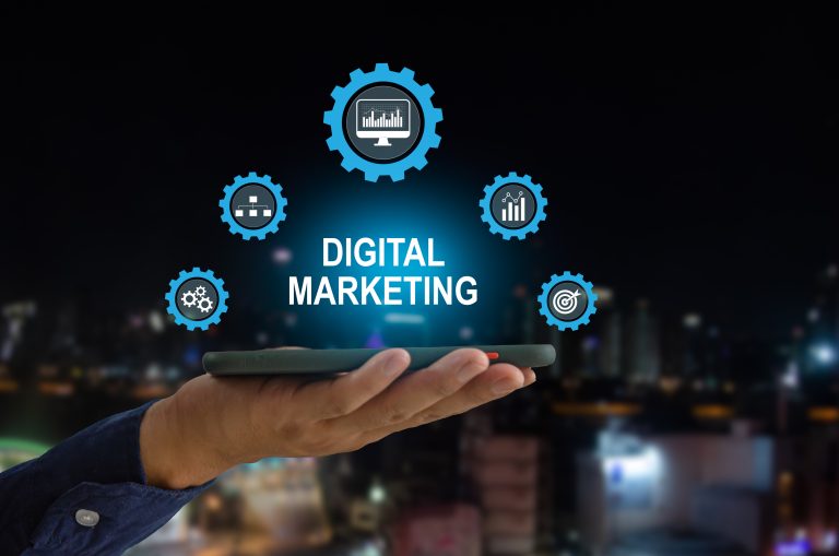 Main pointant vers le texte « Digital Marketing » avec des icônes numériques en arrière-plan – Hand pointing at "Digital Marketing" text with digital icons in the background