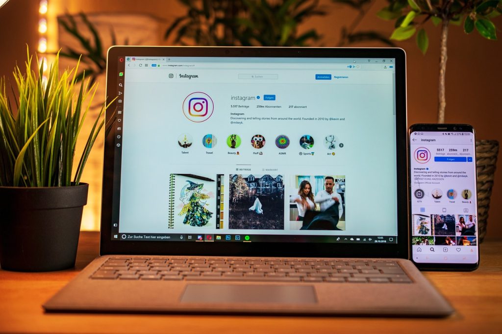 Personne utilisant un laptop pour gérer les réseaux sociaux et créer du contenu digital – Person using a laptop to manage social media and create digital content
