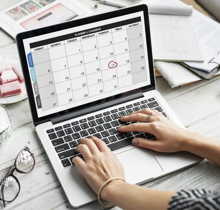 Calendrier affiché sur écran d’ordinateur – Calendar displayed on computer screen