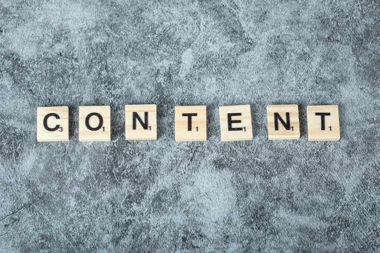 Éléments visuels et textuels illustrant la création de contenu – Visual and textual elements showing content creation