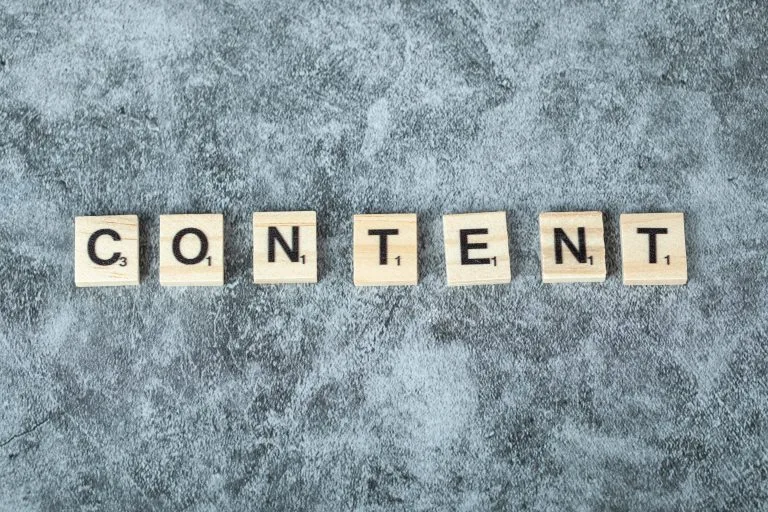 Éléments visuels et textuels illustrant la création de contenu – Visual and textual elements showing content creation