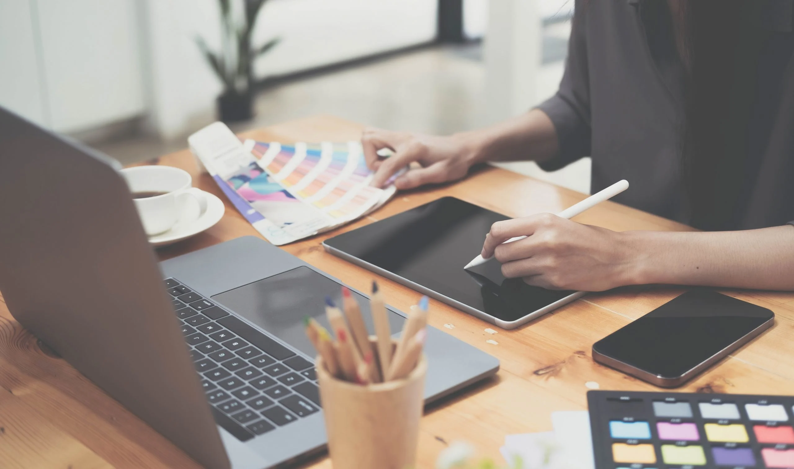 Échantillon de palette de couleurs variées utilisées pour le design graphique. Sample of varied color palette used for graphic design. Design & Branding