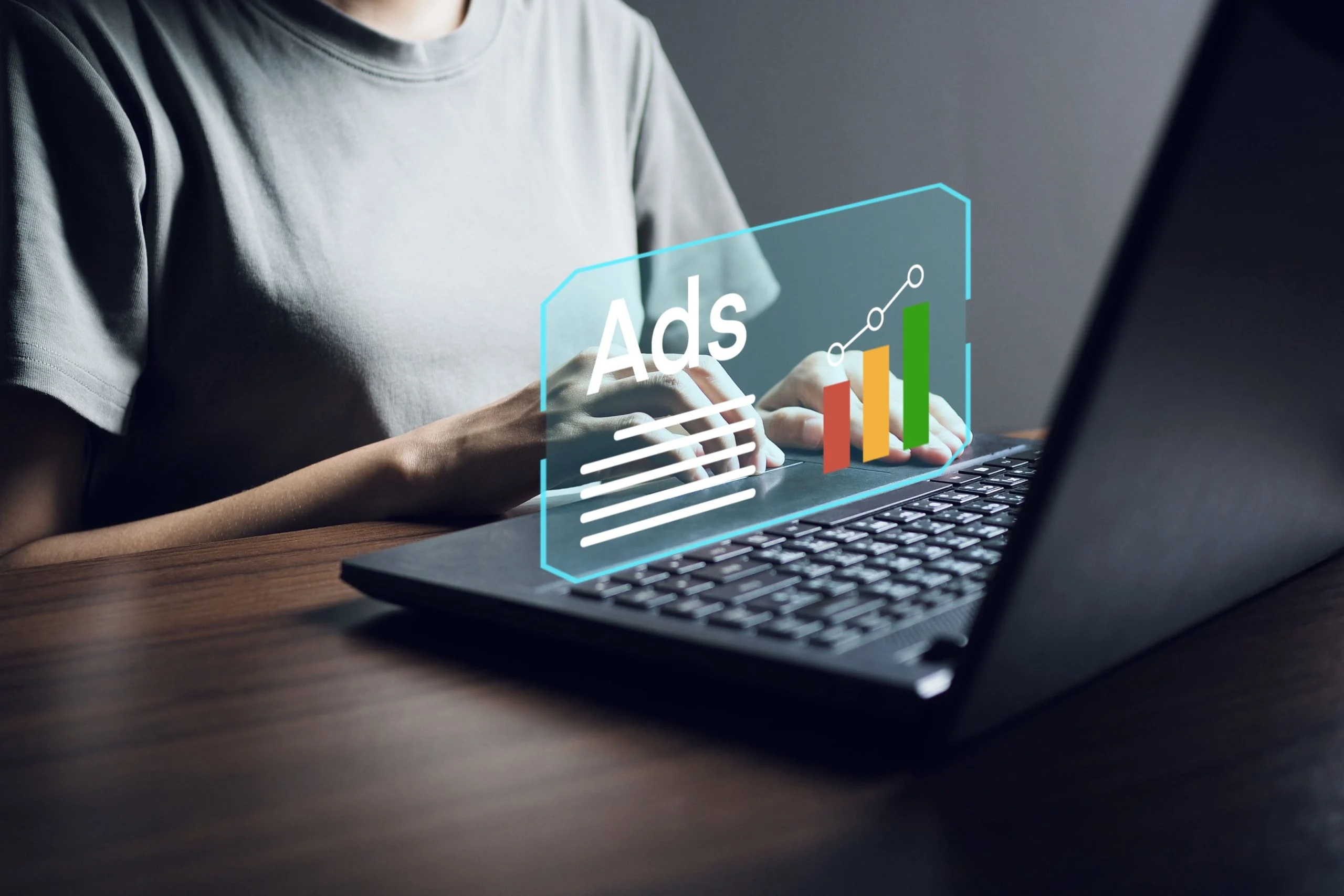 Illustration de publicités en ligne sur plusieurs écrans numériques. Illustration of online ads displayed on multiple digital screens.