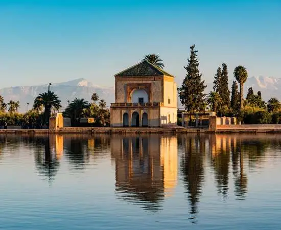 Menara de Marrakech, symbole de la ville où ArfBlue accompagne les entreprises en communication et marketing digital au Maroc.