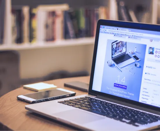 Équipe ArfBlue travaillant sur la création de site web professionnel optimisé SEO pour entreprises au Maroc.